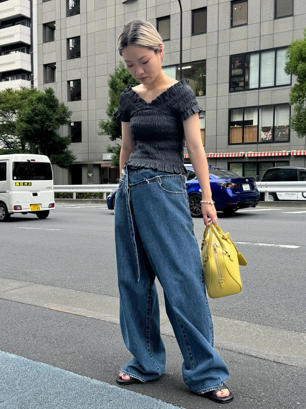 「休日スタイル、お出かけコーデ、夏ファッション、パンツコーデ、今日のコーデ、大人コーデ、ootd、カジュアルコーデ、デザイントップス、デニムパンツ、グレー、夏、ワイドパンツ、大人カジュアル、大人女子」｜「SLYの2WAY SHIRRING BUSTIER TOPS ツーウェイ シャーリング ビスチェ トップス（Tシャツ/カットソー、グレー系）」を使った、Natsumiさん（レディース・157cm）の夏コーディネートの1枚目の写真