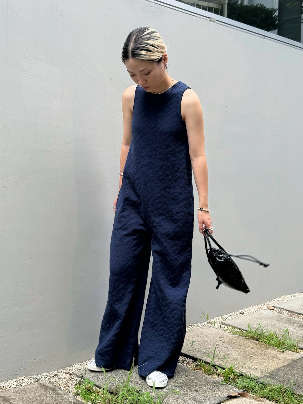 「夏コーデ、お出かけコーデ、夏ファッション、シンプルスタイル、パンツスタイル、ootd、楽チンコーデ、オールインワン、オトナ女子、リラックススタイル、スニーカー、VANS、ノースリーブ、ネイビー、ブルー」｜「SHEL’TTERのアイテム（ショルダーバッグ、ブラック系）」を使った、Natsumiさん（レディース・157cm）の夏コーディネートの1枚目の写真