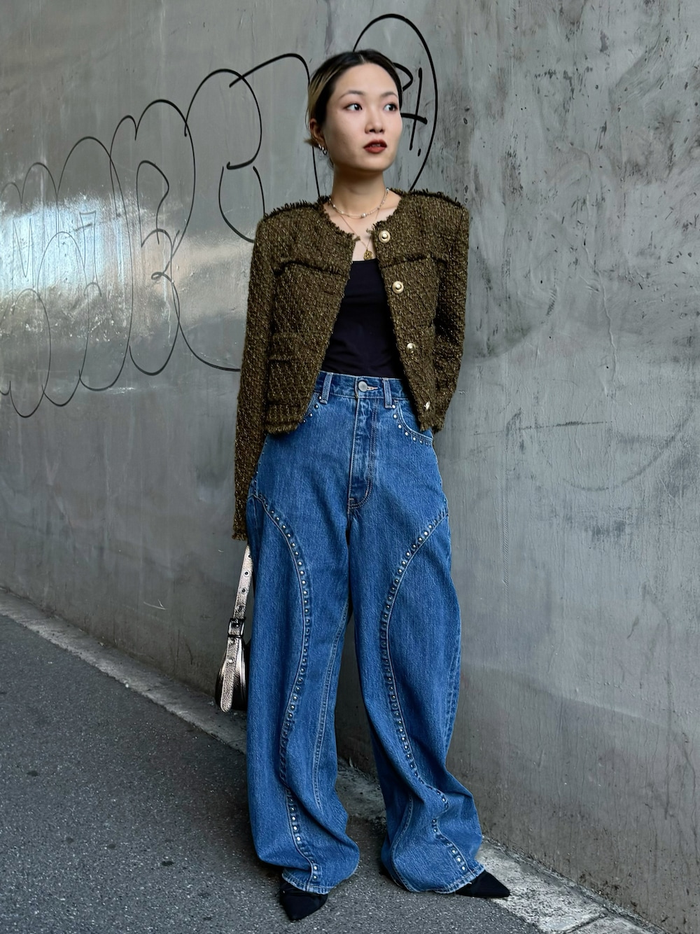「カーキ、秋っぽコーデ更新中、秋のコーデ、キレイめカジュアル、秋服準備はじめました、秋服コーデ、大人コーデ、ジャケット、ツイード、ツイードジャケット、デニム、デニムパンツ、秋コーデ、アウター、denim」｜「MOUSSYのSTUDDED WIDE STRAIGHT（デニムパンツ、ブルー系）」を使った、Natsumiさん（レディース・157cm）の秋コーディネートの1枚目の写真