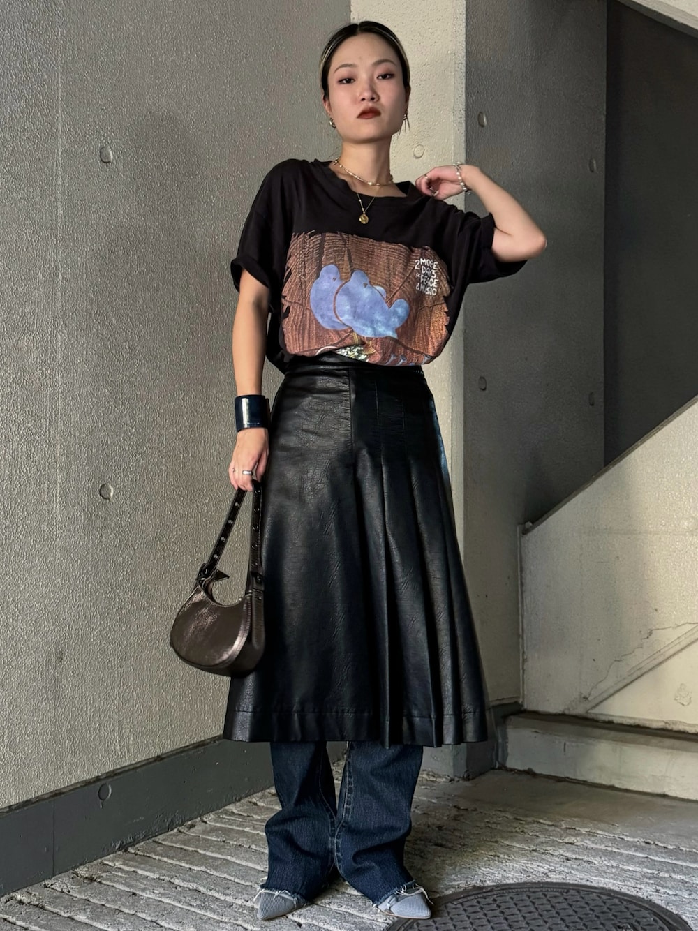 「秋コーデ、秋服、モノトーンコーデ、秋のコーデ、デニム、スカート、レイヤードスタイル、スカートレイヤード、フレアパンツ、ブラックコーデ、ブラック、レザー、レザースカート、ホーボーバック、古着MIX」｜「MOUSSYのF/LEATHER TUCKED ミディアムスカート（スカート、ブラック系）」を使った、Natsumiさん（レディース・157cm）の秋コーディネートの1枚目の写真