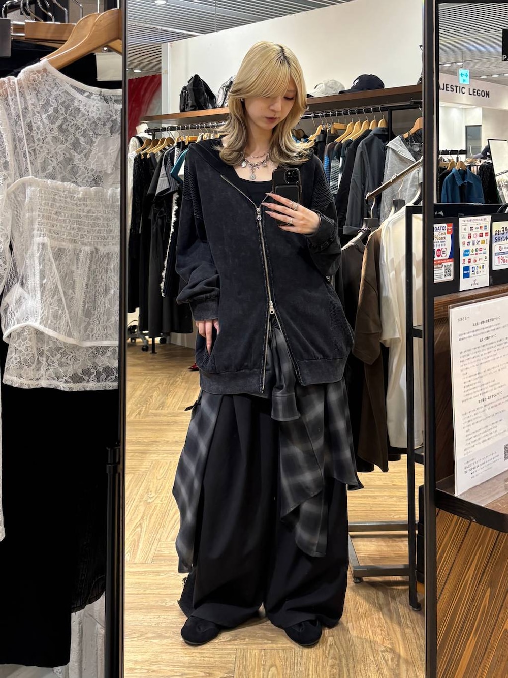 グレー系のパーカー、ブラック系のシャツ/ブラウス、ブラック系のスラックスを着用したレディースの夏コーディネートの1枚目の写真