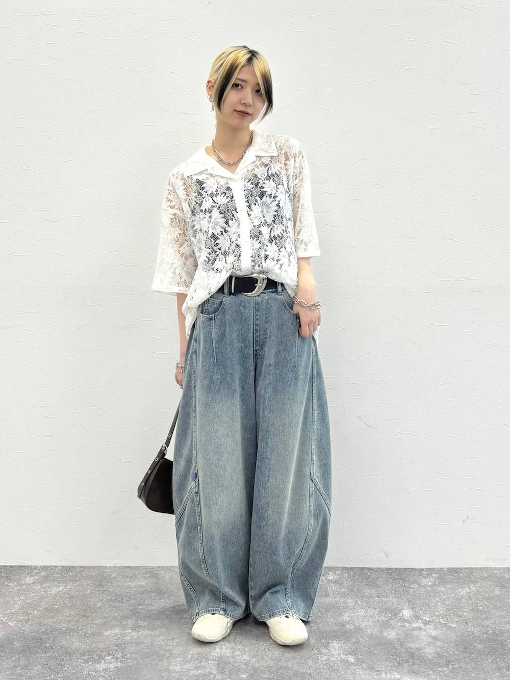 ホワイト系のシャツ/ブラウス、ホワイト系のスニーカー、ブラウン系のハンドバッグを着用したレディースの春コーディネートの1枚目の写真