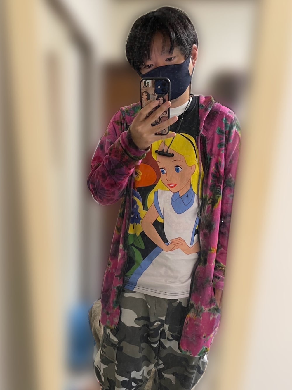 「春コーデ、パーカーコーデ、古着MIX、disney、ストリートMIX」｜「Disneyのアイテム（Tシャツ/カットソー、ブラック系）」を使った、ゆうさん（メンズ・166cm）の冬コーディネートの1枚目の写真
