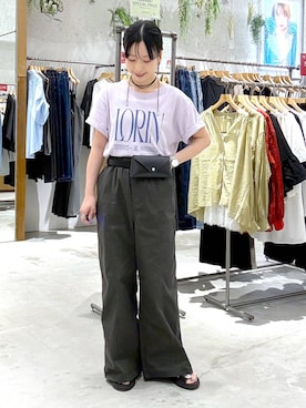 「LEPSIM（レプシィム）のストレートライトチノパンツ　1043153（その他パンツ、グレー系）」を使った、しおりさん（レディース・158cm）の夏コーディネート
