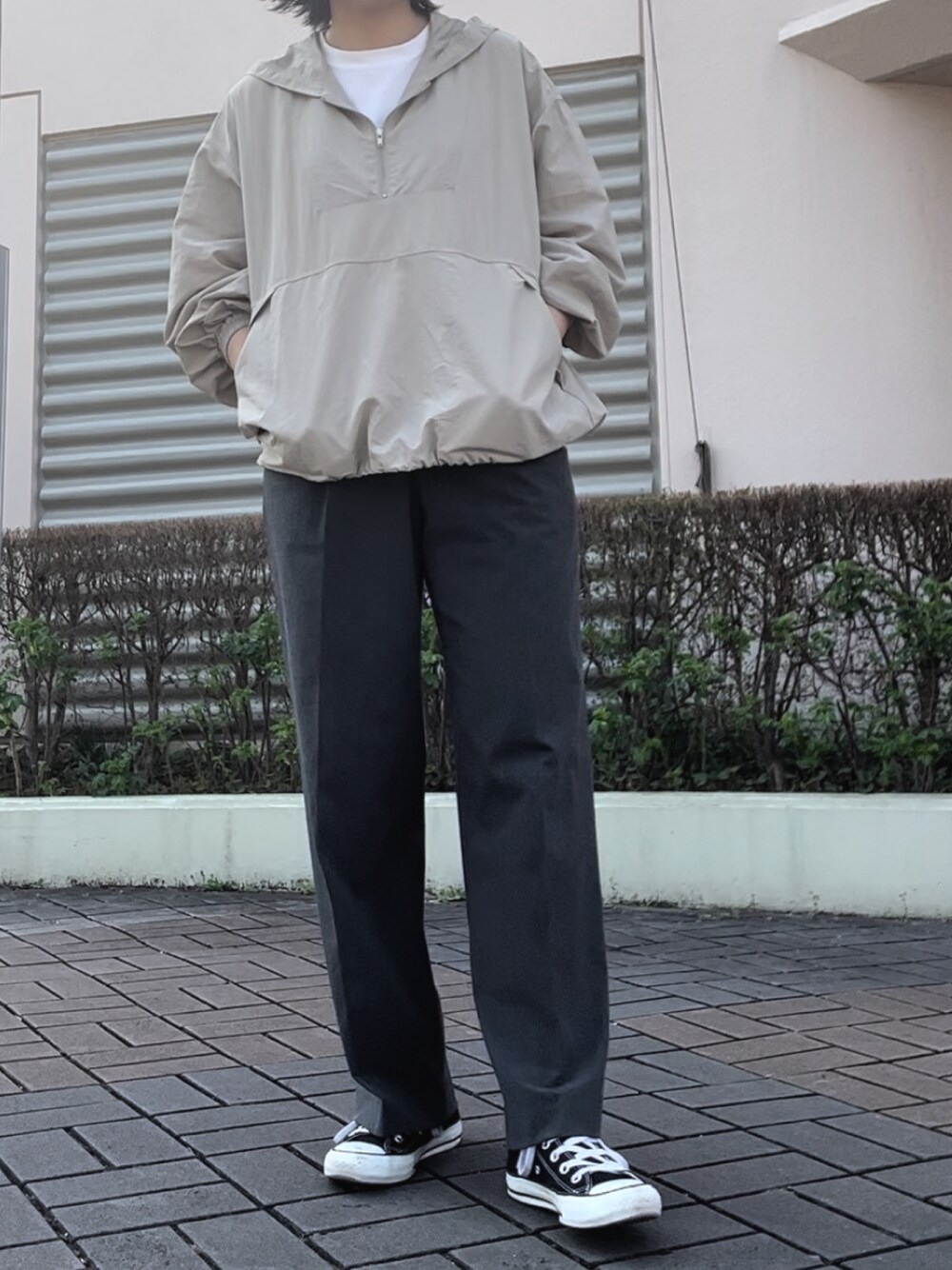 「春服、パンツスタイル、コンバース、メンズライク、アノラックパーカー、ナイロンジャケット、ナイロンパーカー」｜「UNIQLOのアイテム（スラックス、グレー系）」を使った、栞さん（レディース・163cm）の春コーディネートの1枚目の写真