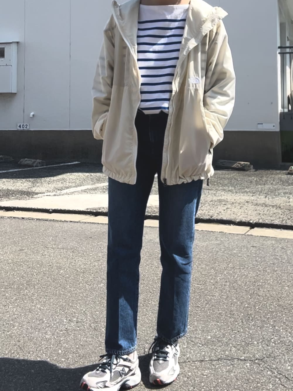 「春服デビュー宣言、春服、カジュアルコーデ、休日スタイル、ボーダー、ニューバランス」｜「NEW BALANCEのアイテム（スニーカー、グレー系）」を使った、栞さん（レディース・163cm）の春コーディネートの1枚目の写真