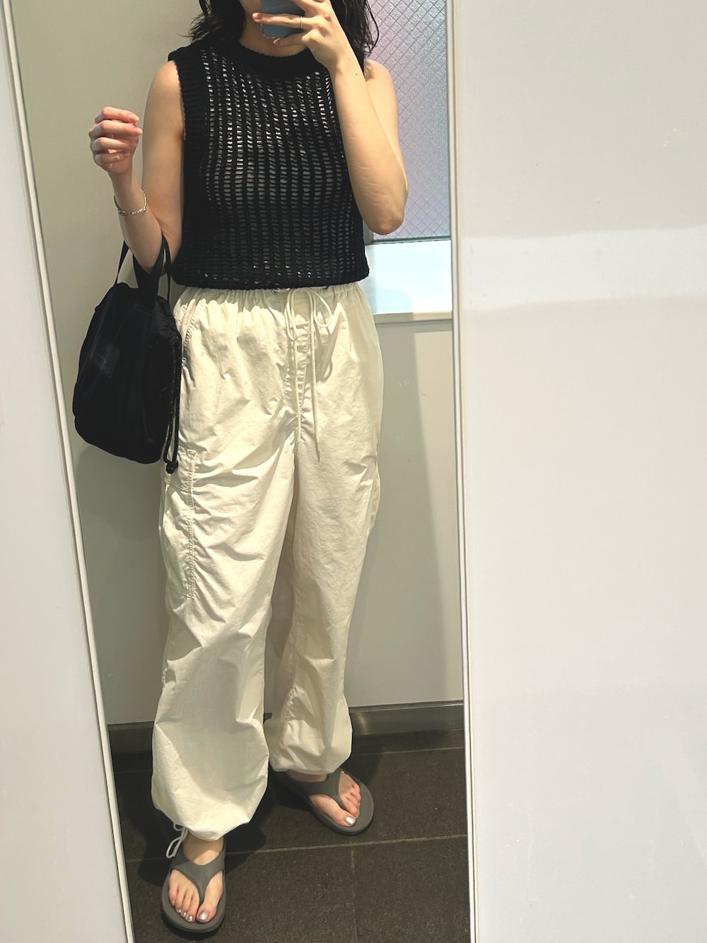 「OOFOSのOOFOS/ウーフォス  OORIGINAL/ウーオリジナル リカバリーサンダル（サンダル、グレー系）」を使った、栞さん（レディース・163cm）の夏コーディネートの1枚目の写真