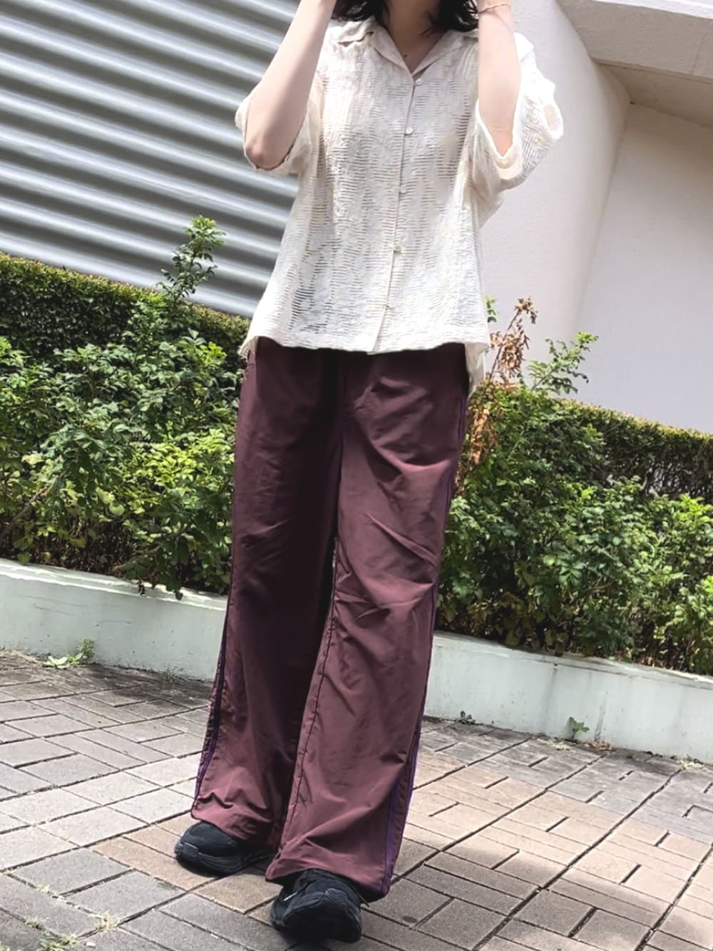 「LOUNGEDRESSのアイテム（カーゴパンツ、ブラウン系）」を使った、栞さん（レディース・163cm）の夏コーディネートの1枚目の写真