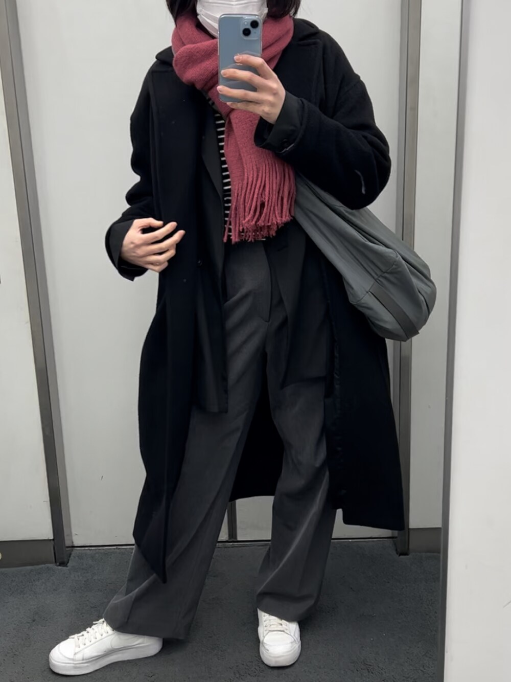 「仕事着、シンプルコーデ、モノトーン、パンツスタイル、スラックス」｜「UNIQLOのアイテム（スラックス、グレー系）」を使った、栞さん（レディース・163cm）の冬コーディネートの1枚目の写真