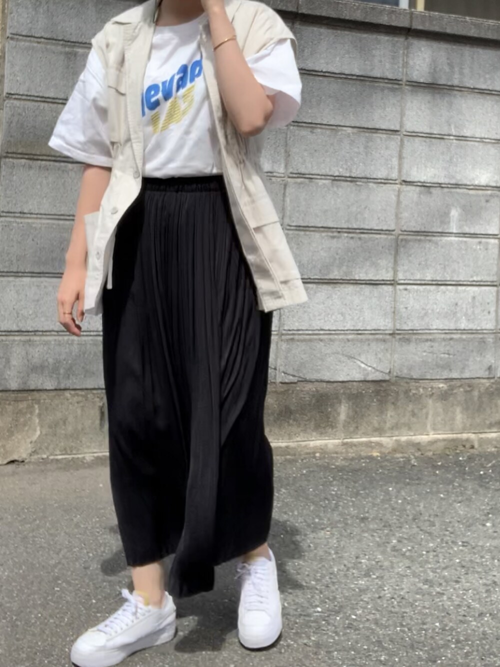 「秋のコーデ、休日スタイル、秋服コーデ、オトナカジュアル、カジュアルコーデ、スニーカー、メンズライク」｜「NIKEのナイキ ブレーザー LOW '77 ウィメンズシューズ / Nike Blazer Low '77 Women's Shoe DC4769-101 White（スニーカー、ホワイト系）」を使った、栞さん（レディース・163cm）の秋コーディネートの1枚目の写真