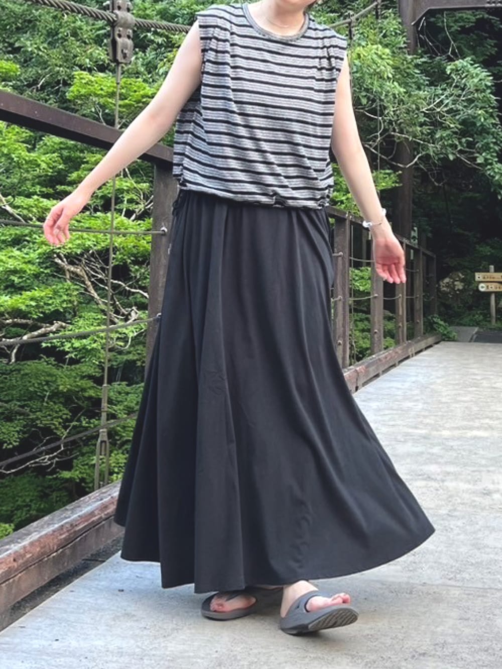 「B.C STOCKのノースリーブフレアワンピース（ワンピース、ブラック系）」を使った、栞さん（レディース・163cm）の夏コーディネートの1枚目の写真