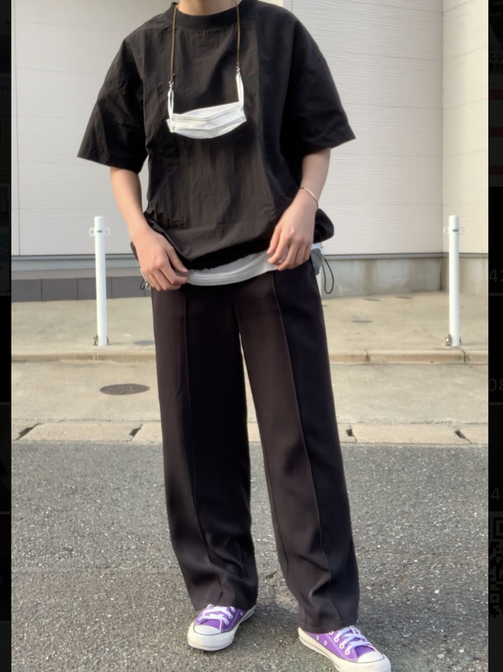 「お出かけコーデ、メンズライク、オールブラック、スニーカー、コンバース オールスター、レイヤードスタイル」｜「CONVERSEの＜CONVERSE（コンバース）＞∴ALL STAR 100 LOW オールスター スニーカー（スニーカー、パープル系）」を使った、栞さん（レディース・163cm）の秋コーディネートの1枚目の写真