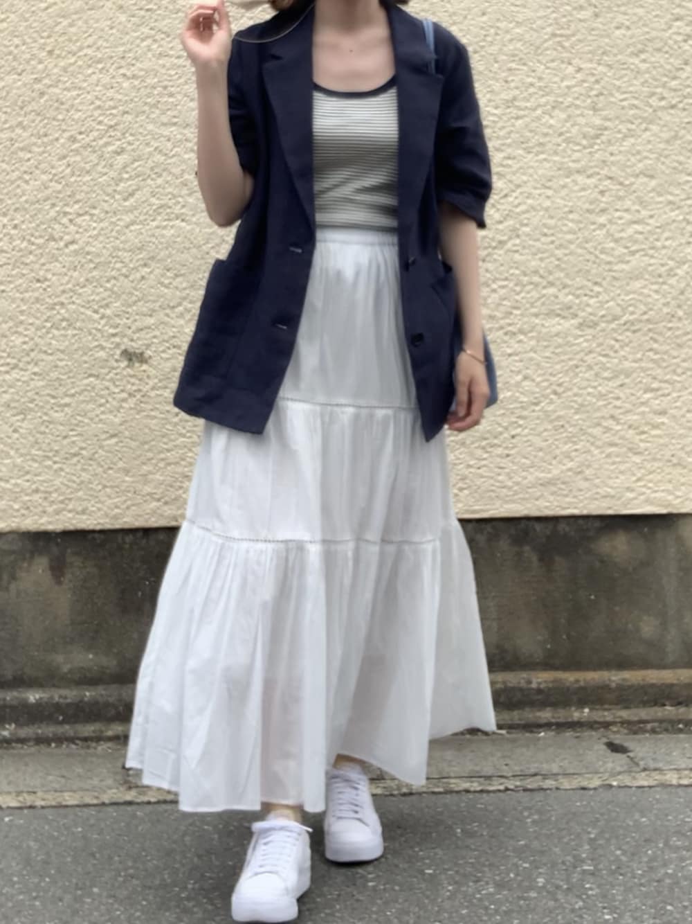 「初夏コーデ、休日スタイル、大人カジュアル、お出かけコーデ、シンプル、スニーカー」｜「FREAK'S STOREのインドティアードマキシスカート（スカート、ホワイト系）」を使った、栞さん（レディース・163cm）の夏コーディネートの1枚目の写真