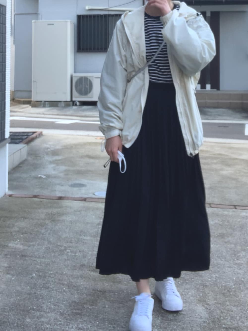 「春コーデ、休日スタイル、大人カジュアル、カジュアルコーデ、春服みてみて、ナイロンジャケット、スニーカー、ボーダー」｜「JOURNAL STANDARD relumeのボーダーロングスリーブTEE◆（Tシャツ/カットソー、ブラック系）」を使った、栞さん（レディース・163cm）の春コーディネートの1枚目の写真