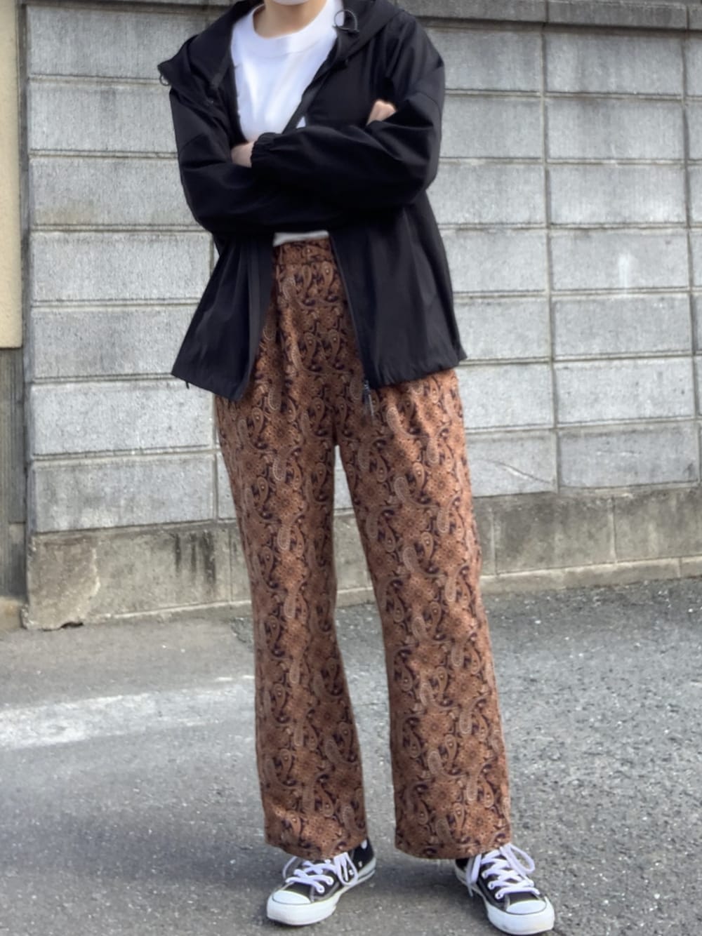 「休日スタイル、春服、オトナカジュアル、パンツスタイル、コンバース、スニーカー、ナイロンジャケット」｜「CONVERSEの【CONVERSE】ALLSTAR HI（スニーカー、ブラック系）」を使った、栞さん（レディース・163cm）の春コーディネートの1枚目の写真