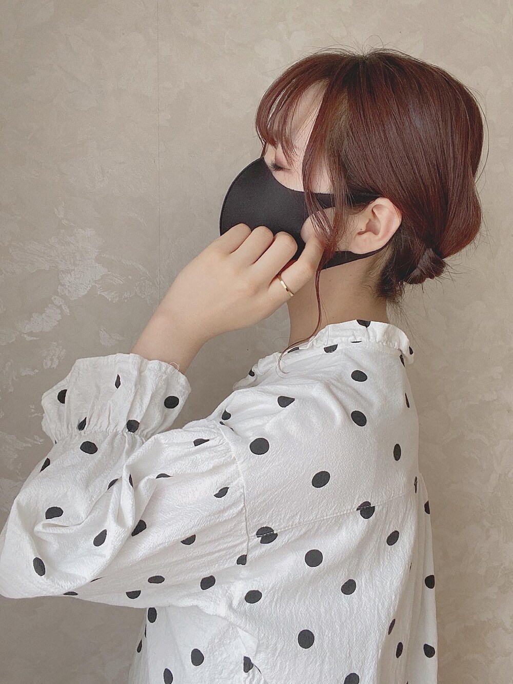 ホワイト系のシャツ/ブラウスを着用したレディースの夏コーディネートの1枚目の写真