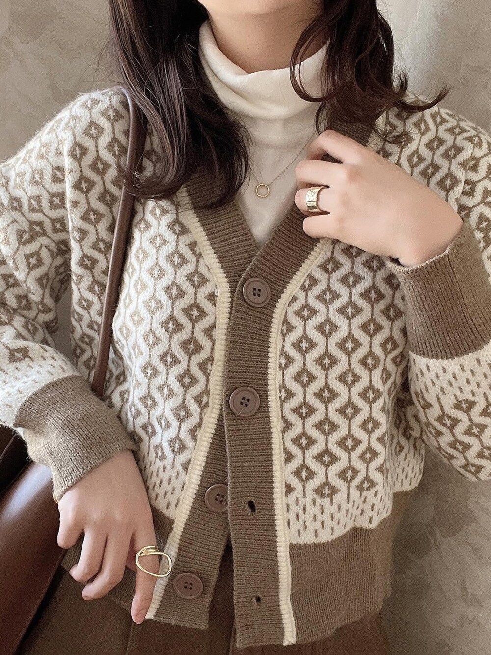 ベージュ系のカーディガン/ボレロ、ホワイト系のその他トップス、ブラウン系のトートバッグを着用したレディースの秋コーディネートの1枚目の写真