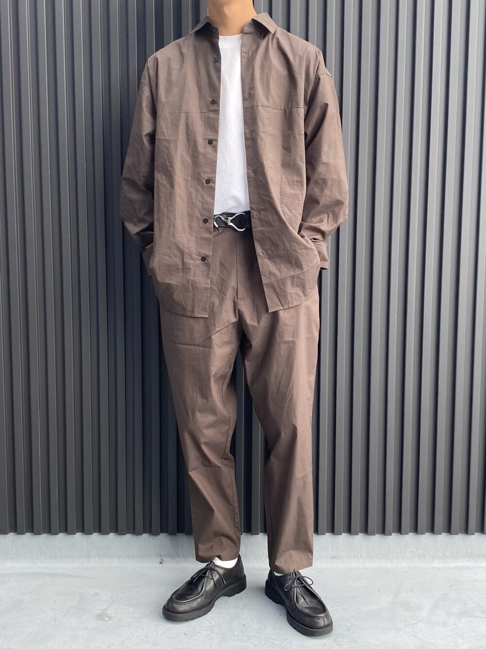 「nowm、nowm_snap」｜「nowmの【nowm】TYPEWRITER LOOSE BOX SLIT POCKET SHIRT＆ BALLOON TAPERED PANTS SET-UP / タイプライター シャツセットアップ（セットアップ、グレー系）」を使った、SHIRYUさん（メンズ・176cm）の秋コーディネートの1枚目の写真
