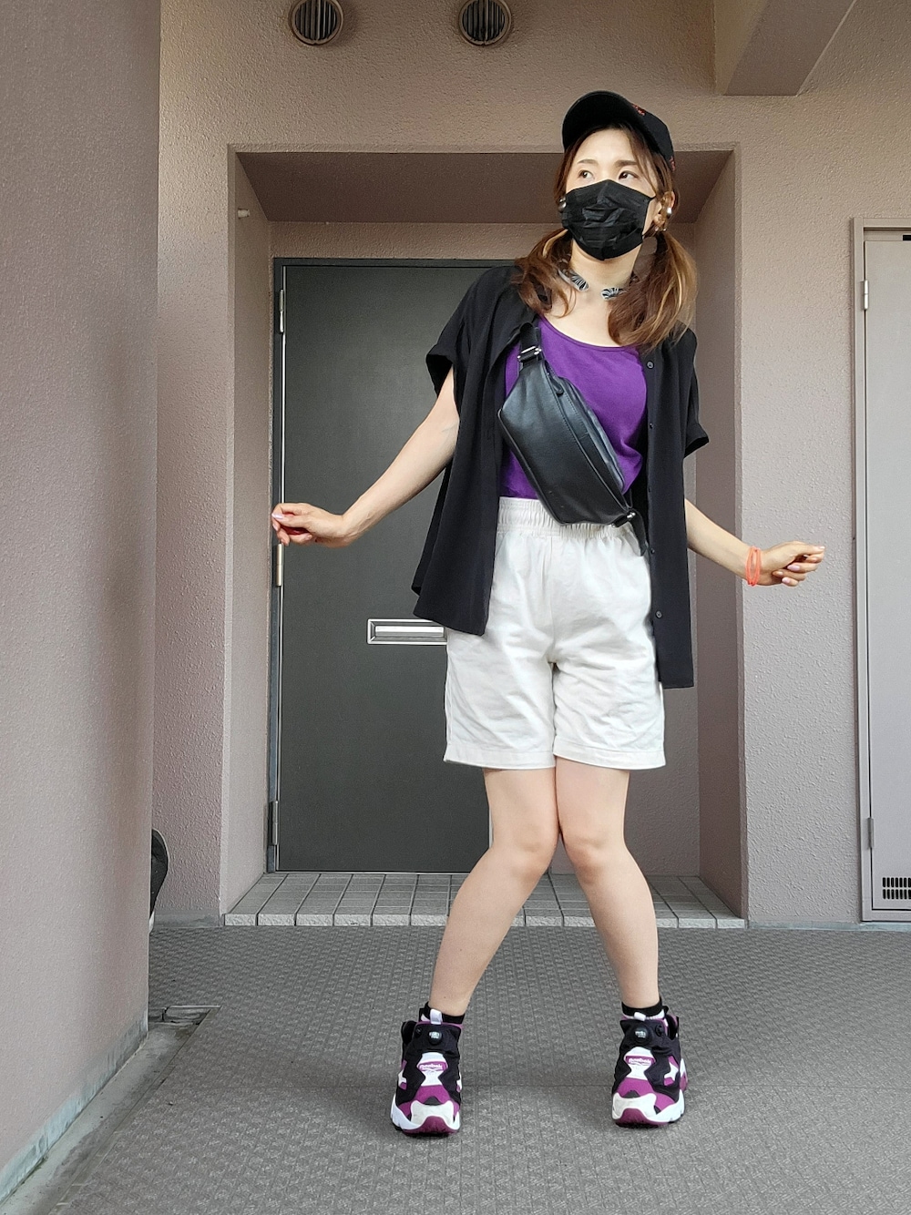 ブラック系のシャツ/ブラウス、ホワイト系のその他パンツ、パープル系のスニーカーを着用したレディースの夏コーディネートの1枚目の写真