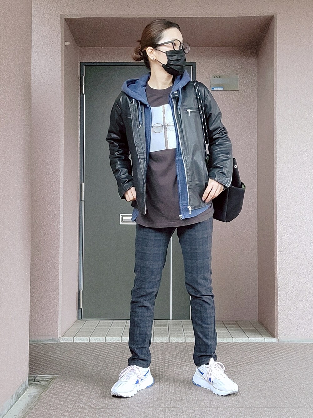 ブルー系のその他パンツ、グレー系のスニーカー、ブラック系のTシャツ/カットソーを着用したレディースの春コーディネートの2枚目の写真