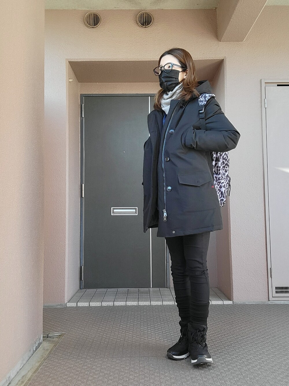 ブルー系のその他パンツ、ブラック系のブーツ、ブルー系のシャツ/ブラウスを着用したレディースの冬コーディネートの2枚目の写真