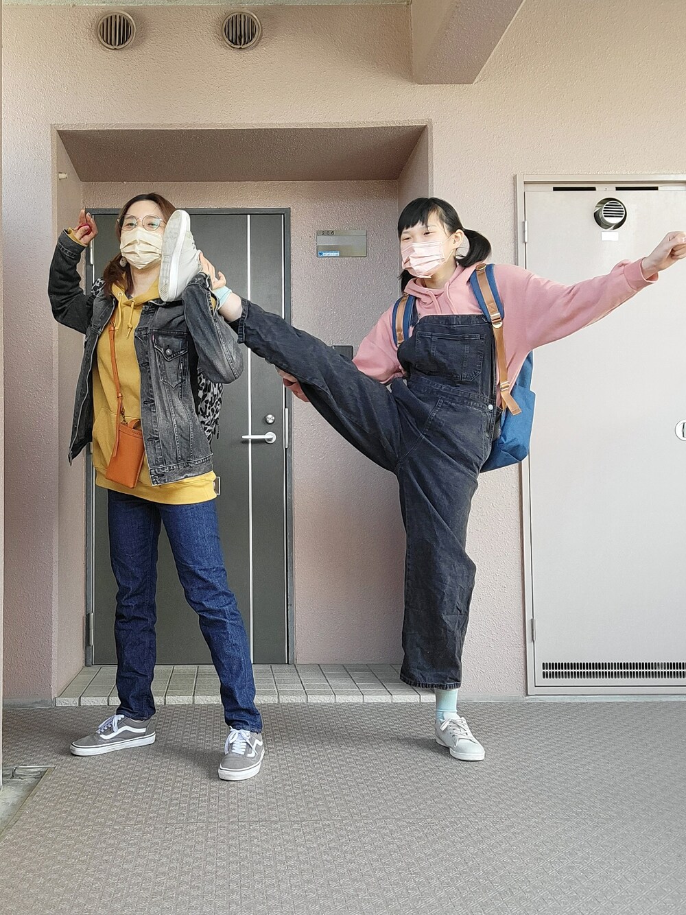 ブルー系のデニムパンツ、イエロー系のパーカー、ブラック系のデニムジャケットを着用したレディースの春コーディネートの2枚目の写真