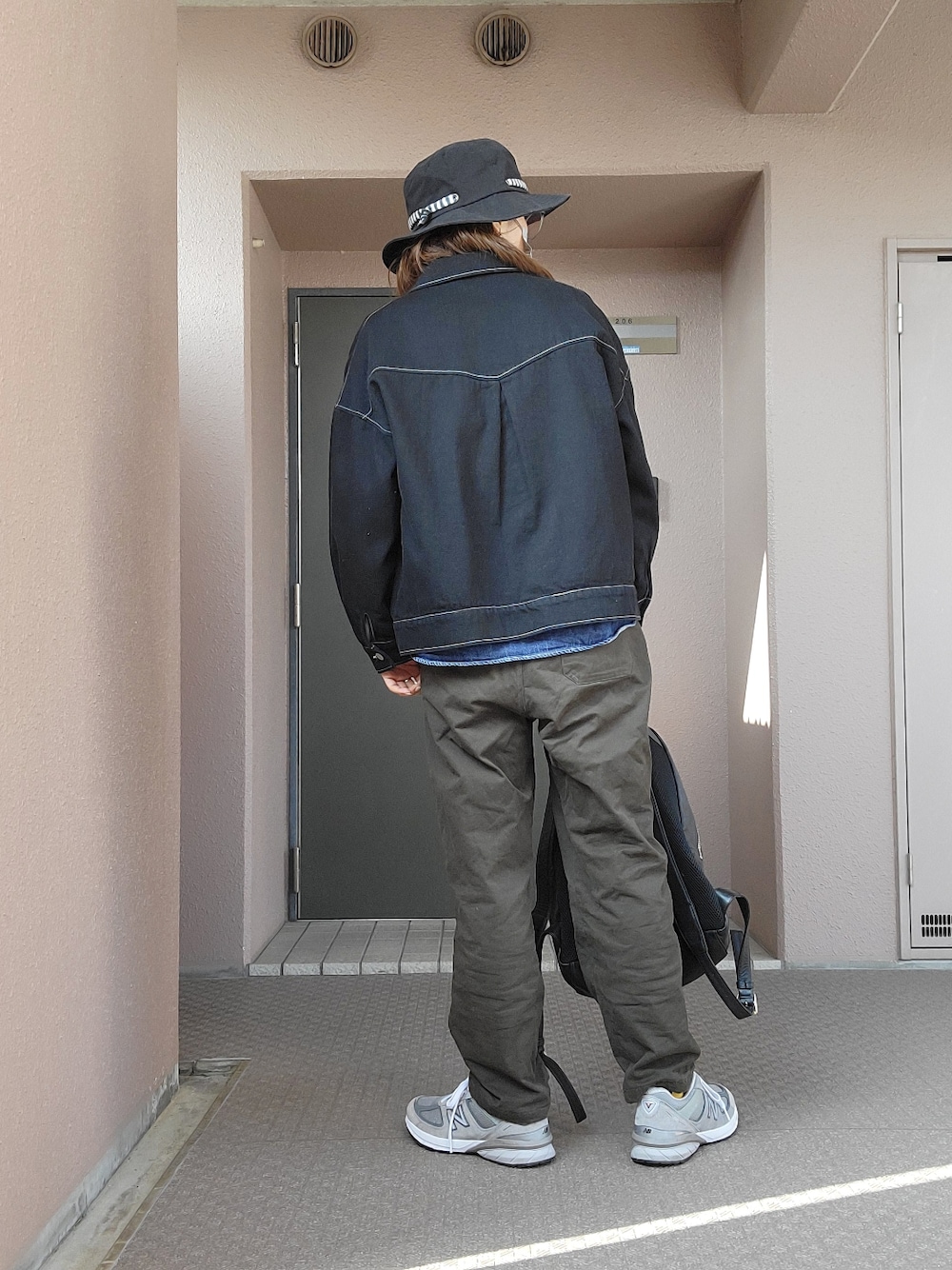 ブルー系のシャツ/ブラウス、ブルー系のデニムジャケット、グレー系のスウェットを着用したレディースの春コーディネートの3枚目の写真