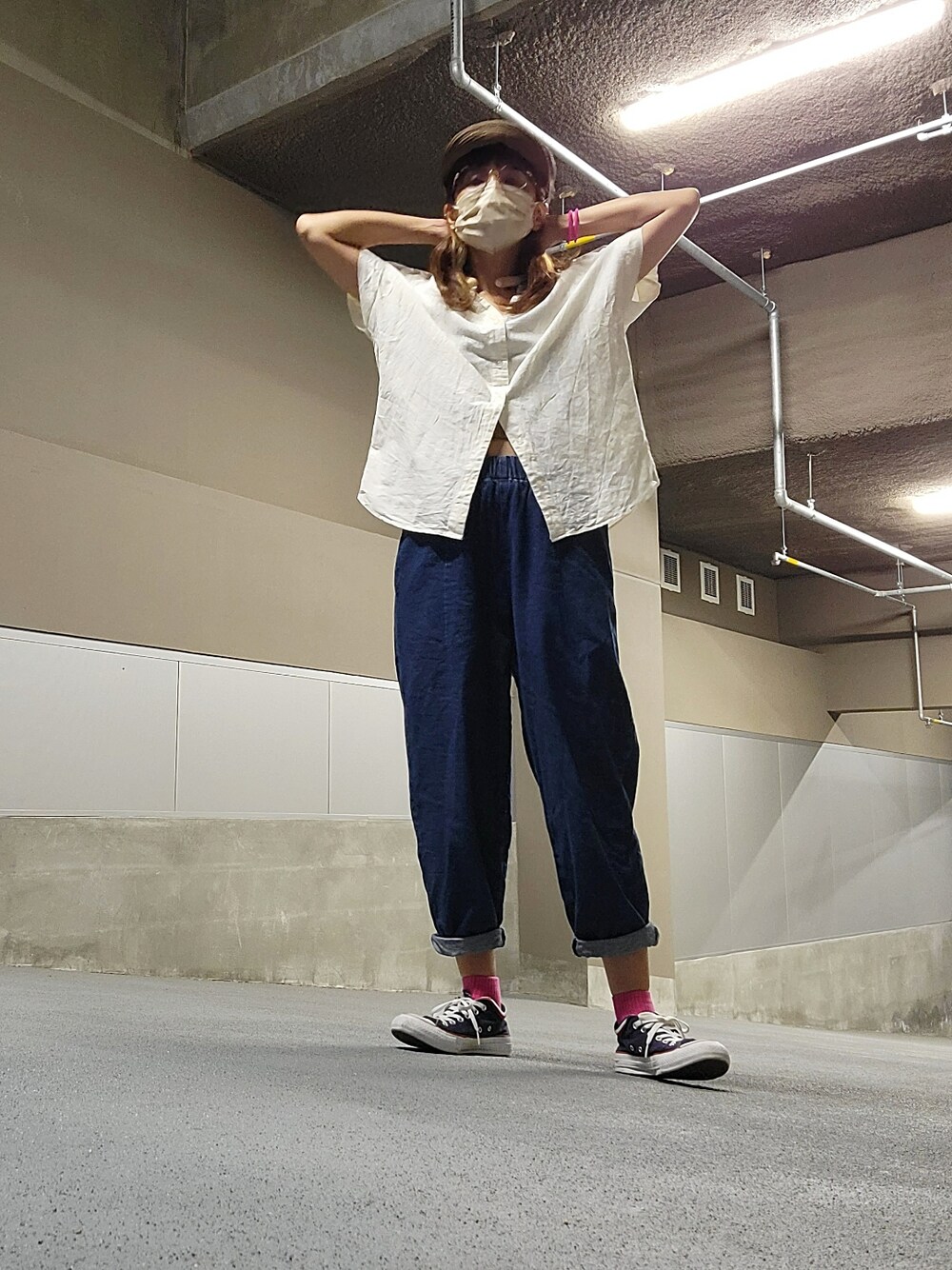 ブルー系のパンツ、ブルー系のスニーカー、ホワイト系のシャツ/ブラウスを着用したレディースの秋コーディネートの1枚目の写真