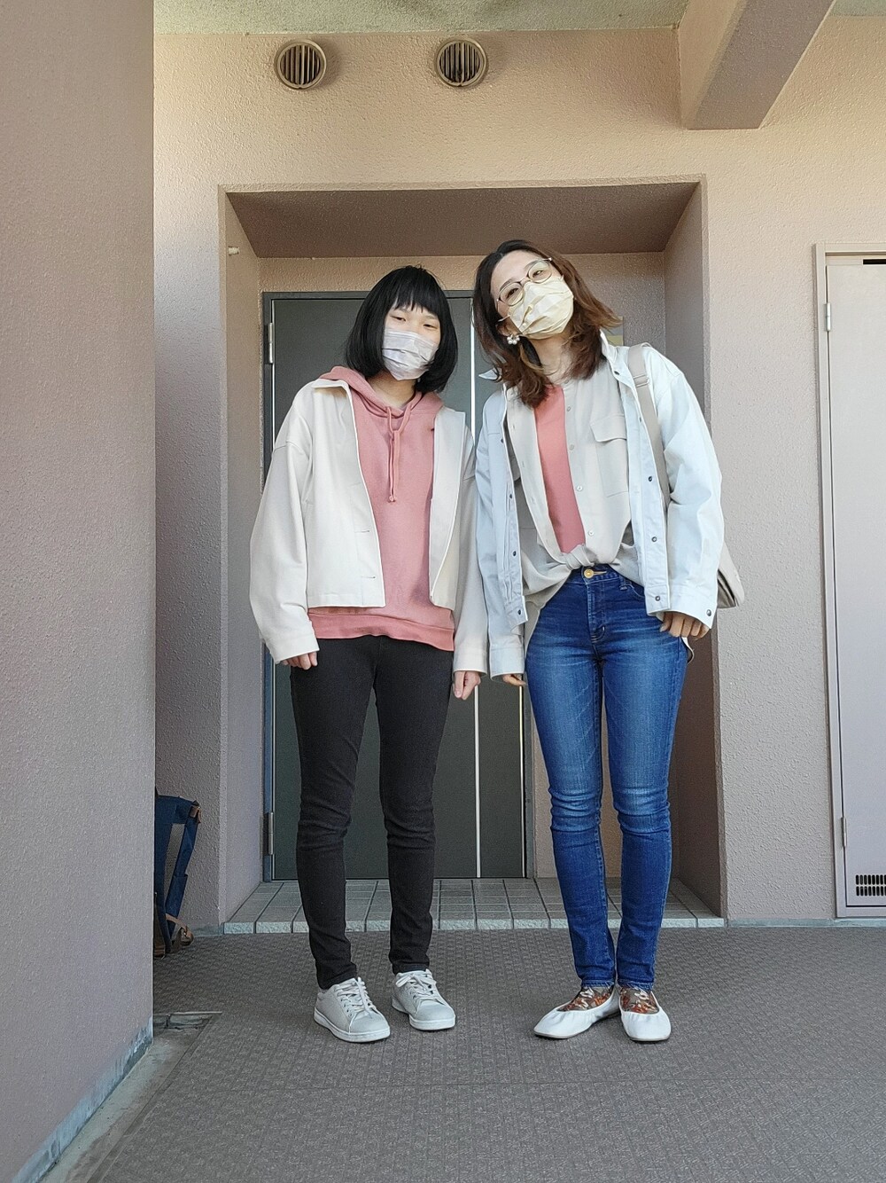 ブルー系のデニムパンツ、ホワイト系のデニムジャケット、ベージュ系のシャツ/ブラウスを着用したレディースの春コーディネートの3枚目の写真