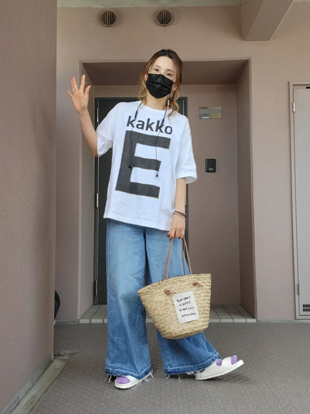 ベージュ系のかごバッグ、ブルー系のデニムパンツ、ホワイト系のサンダルを着用したレディースの春コーディネートの1枚目の写真