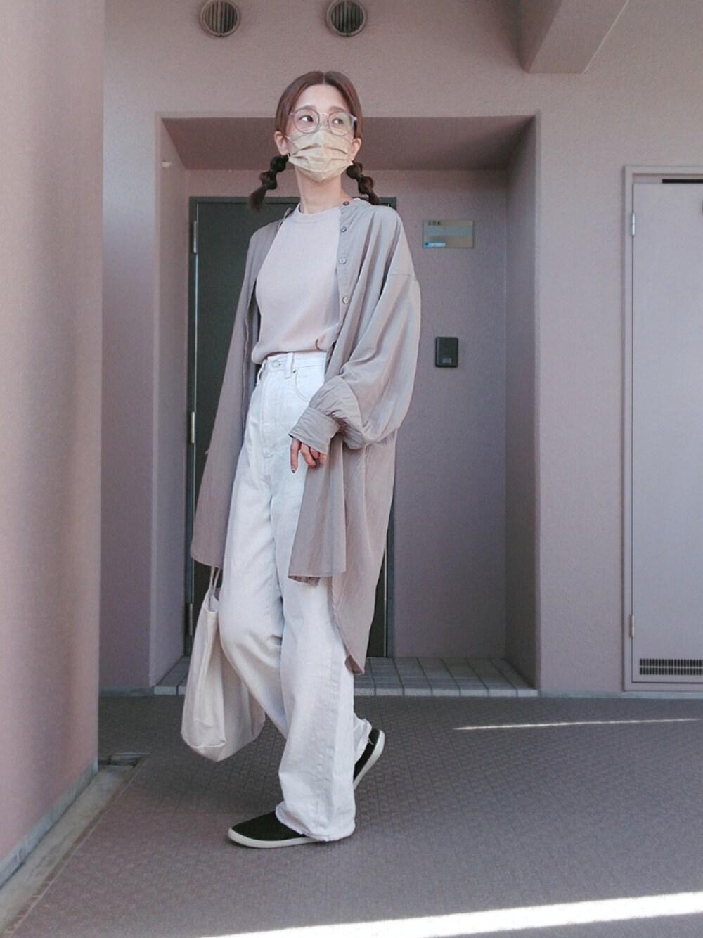 「秋のコーデ、ベージュ、淡色コーデ、淡色女子、ミルクティーコーデ、グレージュ、くすみカラー、メガネ女子、メガネの力を信じよう、メガネコーデ、メガリスタ、ホワイトパンツ、バンドカラーシャツ、ボリューム袖、ロングシャツ」｜「ROPE' PICNICの【新色追加】【ウォッシャブル】ゼロスリーブニットプルオーバー（ニット/セーター、ベージュ系）」を使った、まある(👓)さん（レディース・164cm）の秋コーディネートの1枚目の写真