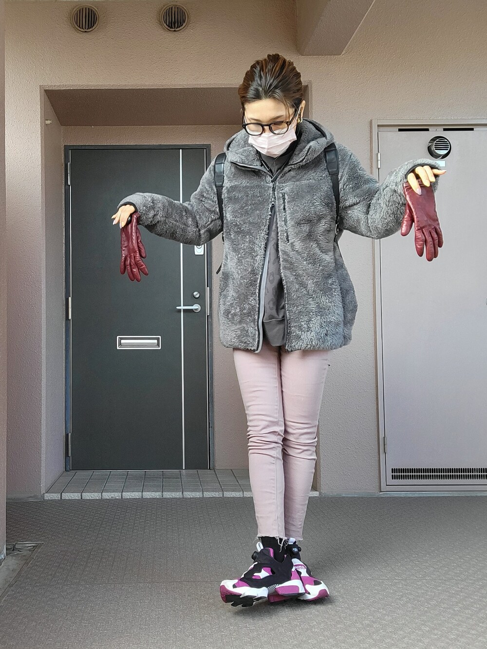 ブラウン系のパンツ、パープル系のスニーカー、グレー系のジャケット/アウターを着用したレディースの冬コーディネートの2枚目の写真