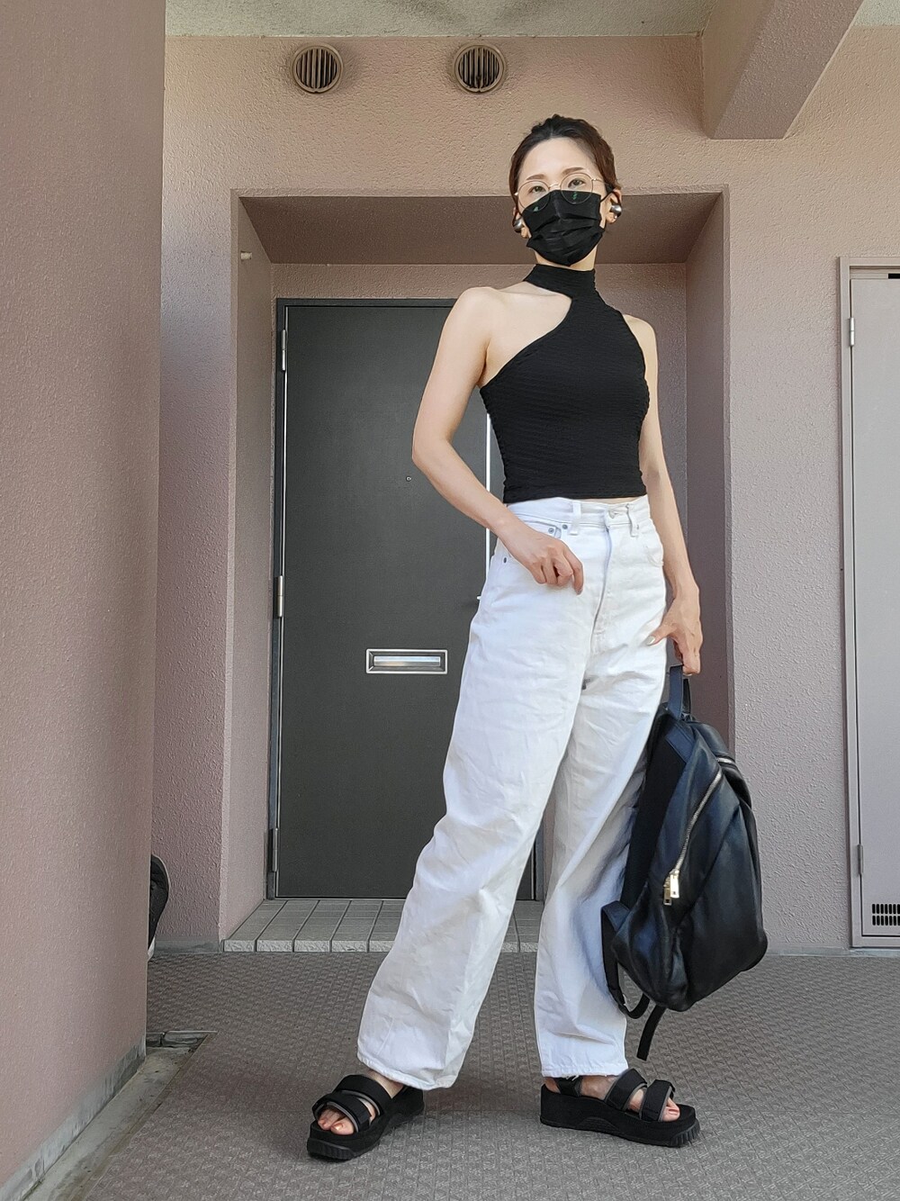 ブラック系のTシャツ/カットソー、ホワイト系のデニムパンツ、ブラック系のバックパック/リュックを着用したレディースの夏コーディネートの1枚目の写真