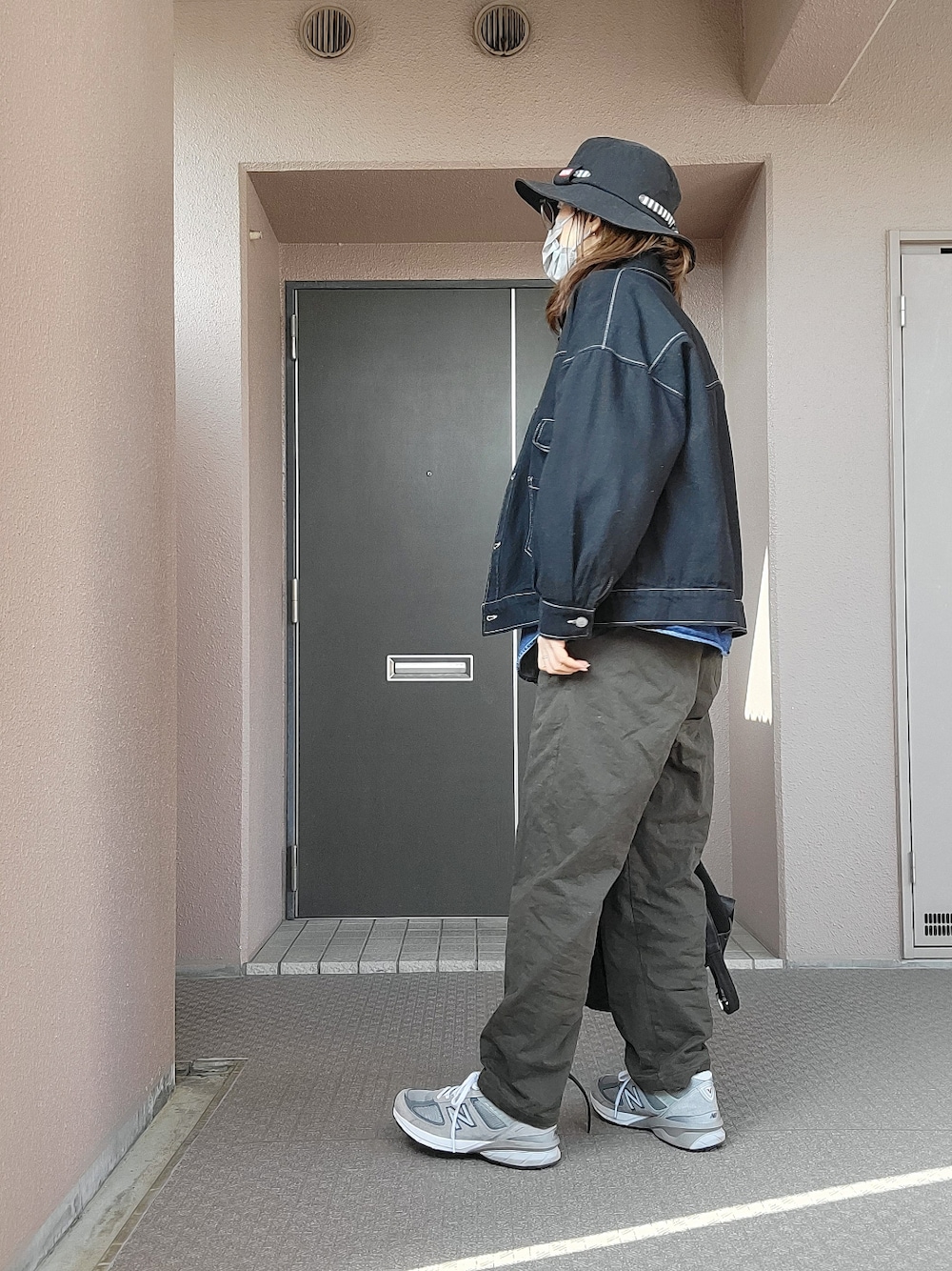 ブルー系のシャツ/ブラウス、ブルー系のデニムジャケット、グレー系のスウェットを着用したレディースの春コーディネートの2枚目の写真