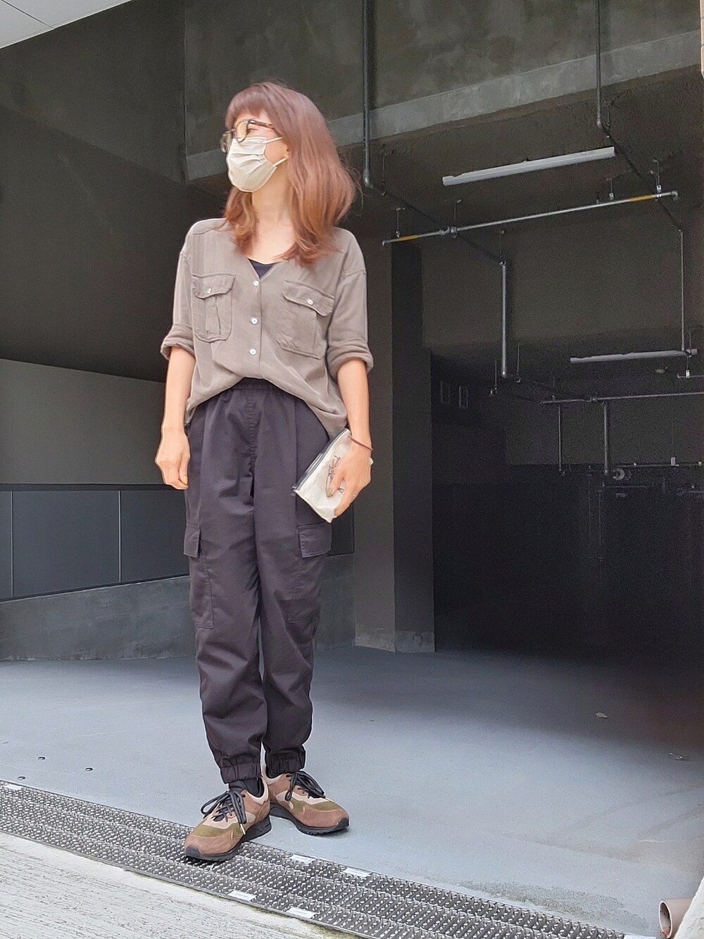 「大人カジュアル、シンプルコーデ、カーゴパンツ、カーゴジョガーパンツ、秋カラー、大人女子、アースカラー、ラフコーデ、メガネ女子、メガネコーデ、メガネの力を信じよう」｜「GUのカーゴジョガーパンツ M（カーゴパンツ、ブラック系）」を使った、まある(👓)さん（レディース・164cm）の秋コーディネートの1枚目の写真