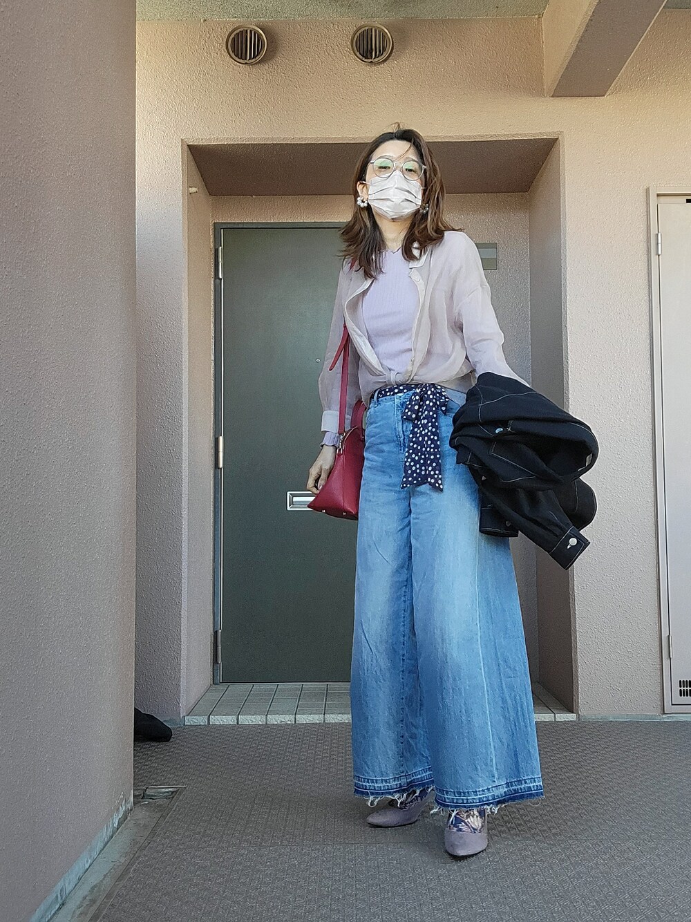 ブルー系のデニムジャケット、パープル系のシャツ/ブラウス、パープル系のTシャツ/カットソーを着用したレディースの春コーディネートの2枚目の写真