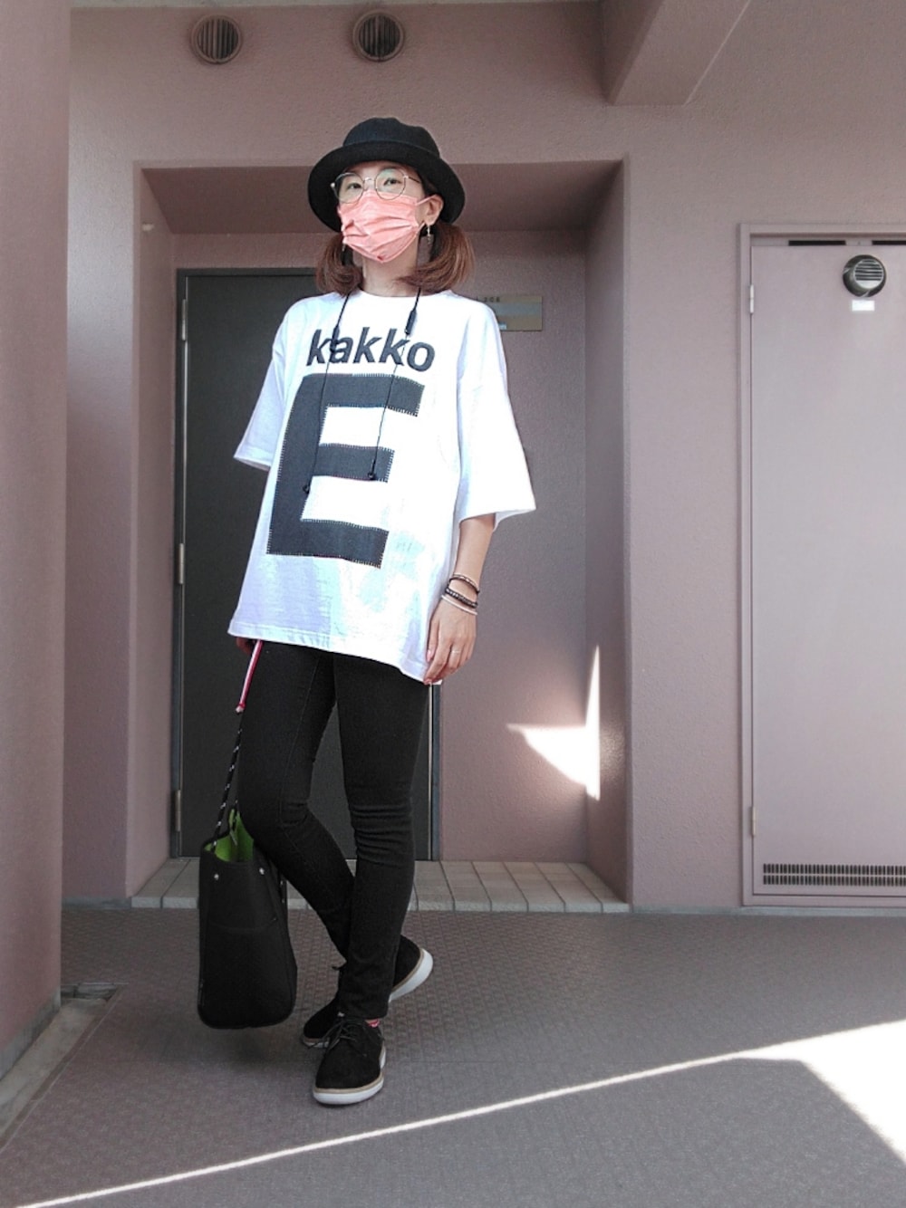 ホワイト系のTシャツ/カットソー、ブラック系のその他パンツ、ブラック系のドレスシューズを着用したレディースの夏コーディネートの1枚目の写真