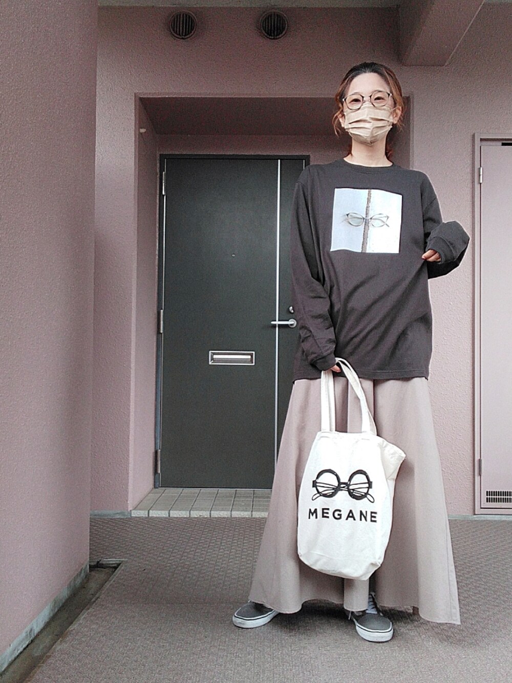 ブラック系のTシャツ/カットソー、ホワイト系のエコバッグ/サブバッグ、ベージュ系のスカートを着用したレディースの秋コーディネートの1枚目の写真