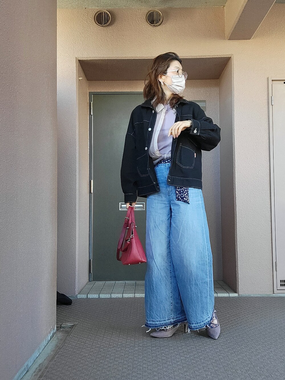 ブルー系のデニムジャケット、パープル系のシャツ/ブラウス、パープル系のTシャツ/カットソーを着用したレディースの春コーディネートの3枚目の写真