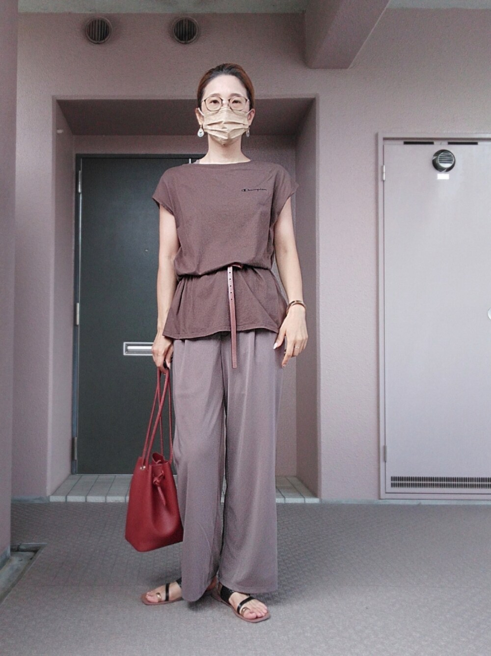 ブラウン系のTシャツ/カットソー、レッド系のショルダーバッグ、ブラウン系のパンツを着用したレディースの夏コーディネートの1枚目の写真