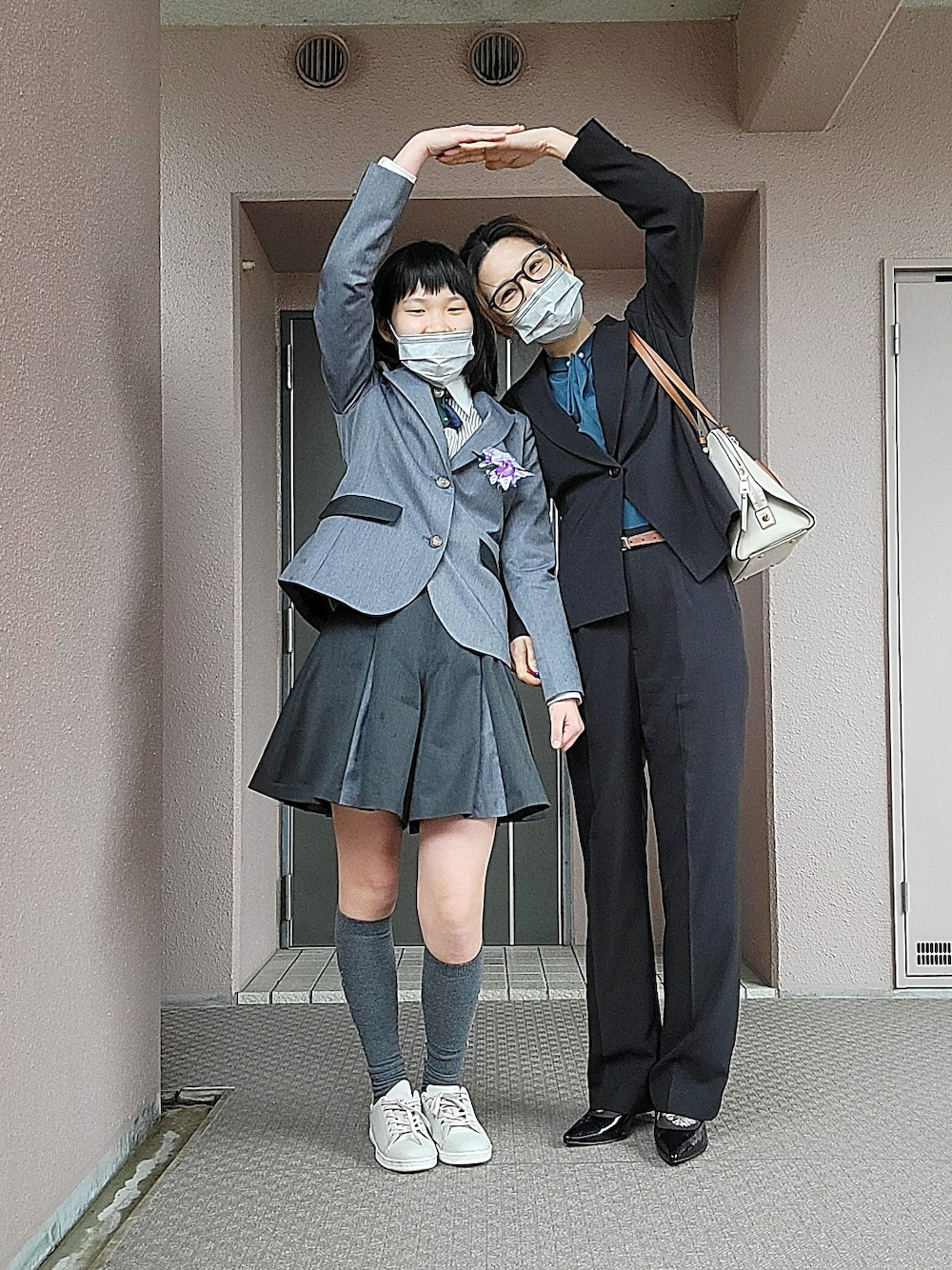 グリーン系のシャツ/ブラウス、ホワイト系のハンドバッグ、ブラック系のパンプスを着用したレディースの春コーディネートの2枚目の写真