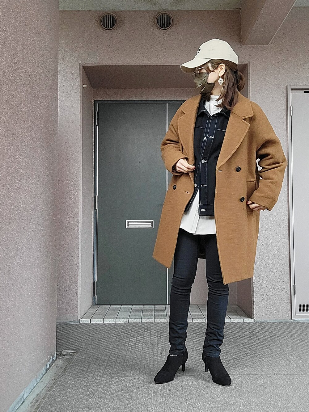 ブラック系のその他パンツ、ブラック系のブーティ、ベージュ系のシャツ/ブラウスを着用したレディースの冬コーディネートの2枚目の写真