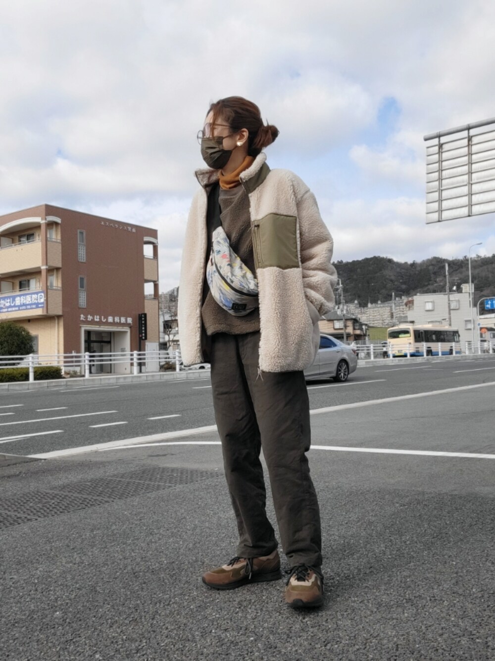 グリーン系のチノパンツ、グリーン系のニット/セーター、ベージュ系のジャケット/アウターを着用したレディースの冬コーディネートの1枚目の写真