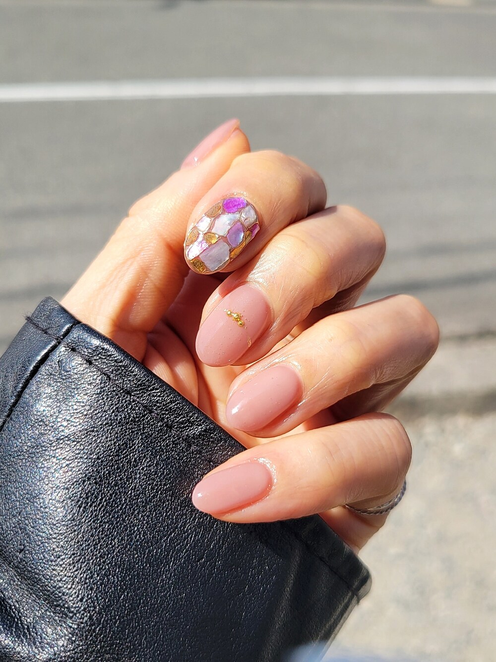 レッド系のショルダーバッグ、ブラック系のパンツ、ブラック系のブーティを着用したレディースの冬コーディネートの2枚目の写真