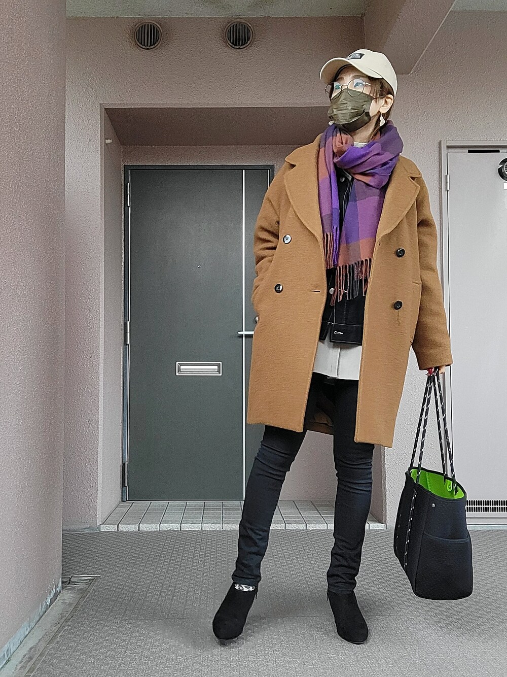 ブラック系のその他パンツ、ブラック系のブーティ、ベージュ系のシャツ/ブラウスを着用したレディースの冬コーディネートの3枚目の写真