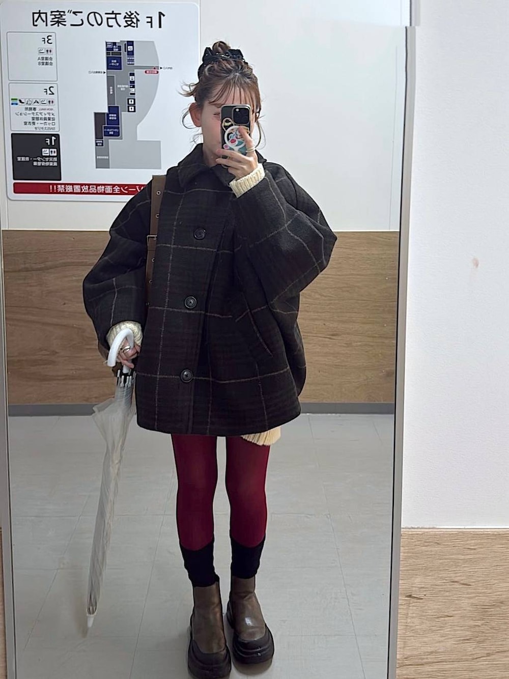 ブラウン系のショルダーバッグ、ブラウン系のブルゾン、ベージュ系のニット/セーターを着用したレディースの冬コーディネートの1枚目の写真