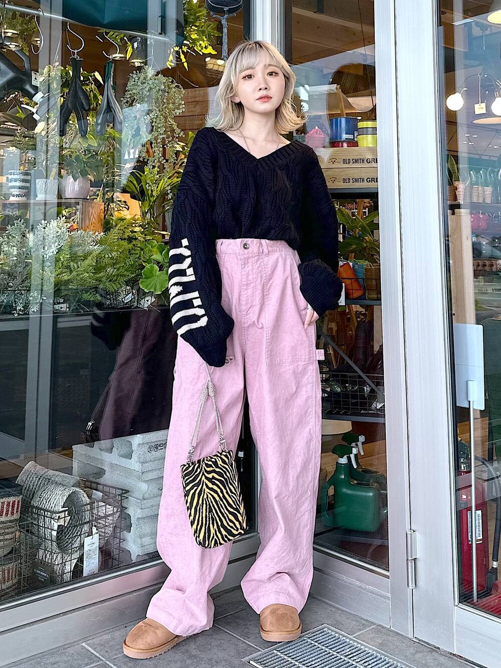 「差し色コーデ、低身長、個性派、デート/ロマンティック、女子会、旅行、niko and...、ニット、ワイドパンツ、ショルダーバッグ、バッグ、ブーツ、オーバーサイズ、秋コーデ、冬コーデ」｜「niko and...のビンテージ風コーデュロイパンツ（その他パンツ、ピンク系）」を使った、すなぎもさん（レディース・153cm）の秋コーディネートの1枚目の写真