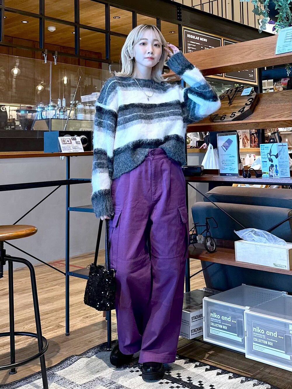 「差し色コーデ、低身長、個性派、デート/ロマンティック、旅行、niko and ...、女子会、ピアス、ニット、ワイドパンツ、ショルダーバッグ、バッグ、ショートブーツ、ブーツ、冬コーデ」｜「niko and...のSilver925 フープピアス（ピアス（両耳用）、グレー系）」を使った、すなぎもさん（レディース・153cm）の冬コーディネートの1枚目の写真