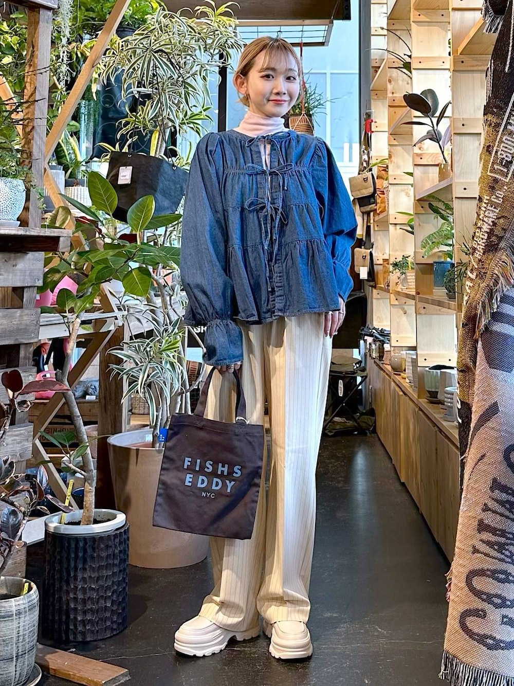 「差し色コーデ、低身長、個性派、デート/ロマンティック、女子会、旅行、niko and ...、シャツ、ブラウス、テーパードパンツ、ワイドパンツ、パンツ、トートバッグ、ハンドバッグ、バッグ」｜「niko and...のオリジナルスニーカーソールローファー（ローファー、ベージュ系）」を使った、すなぎもさん（レディース・153cm）の冬コーディネートの1枚目の写真