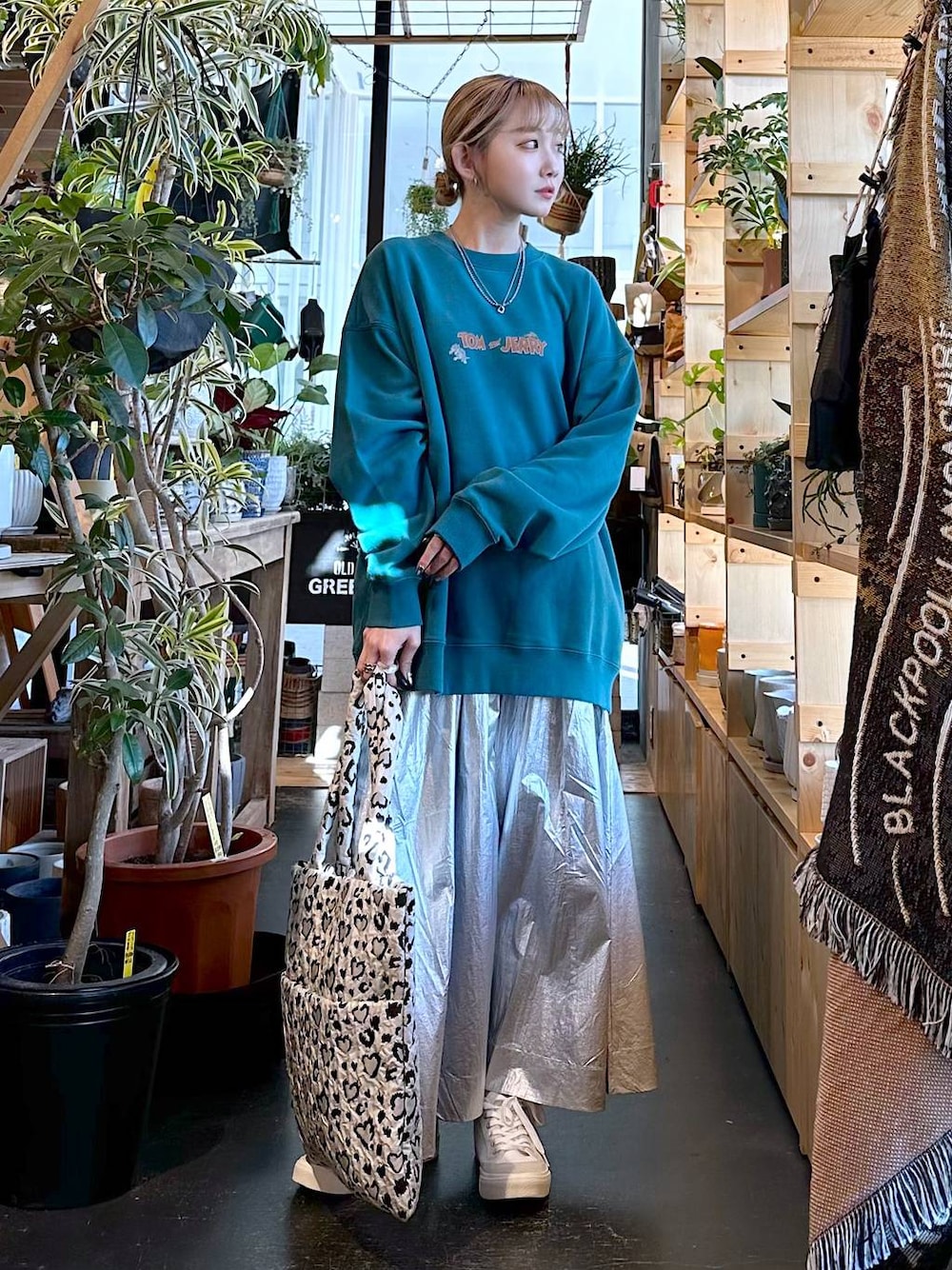 「差し色コーデ、低身長、個性派、デート/ロマンティック、女子会、旅行、niko and ...、ユニセックス、スウェット、ロングスカート、スカート、トートバッグ、バッグ、スニーカー、冬コーデ」｜「niko and...のオリジナルオーガニックレースアップスニーカー（スニーカー、ホワイト系）」を使った、すなぎもさん（レディース・153cm）の冬コーディネートの1枚目の写真